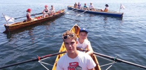 Jugendliche im Ruderboot
