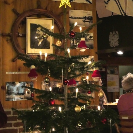 Weihnachtsbaum im Clubraum