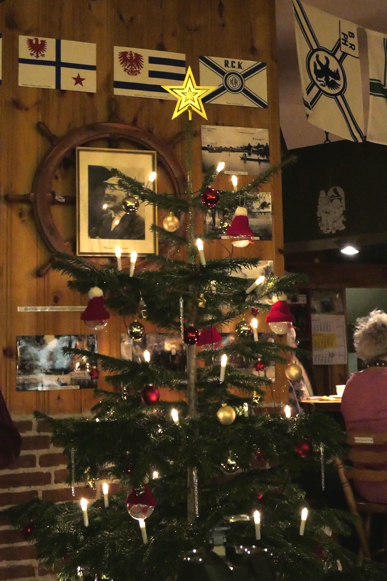 Weihnachtsbaum im Clubraum
