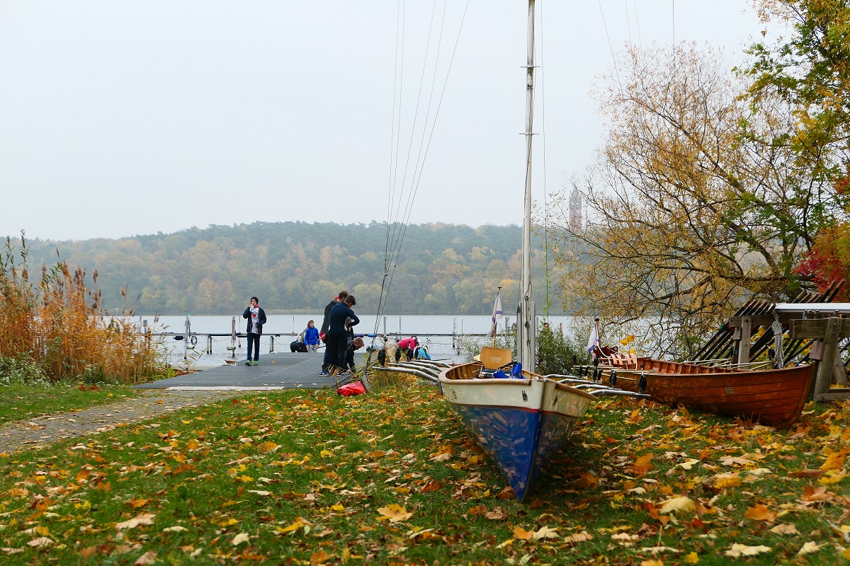Ruderboot im Herbst an Land