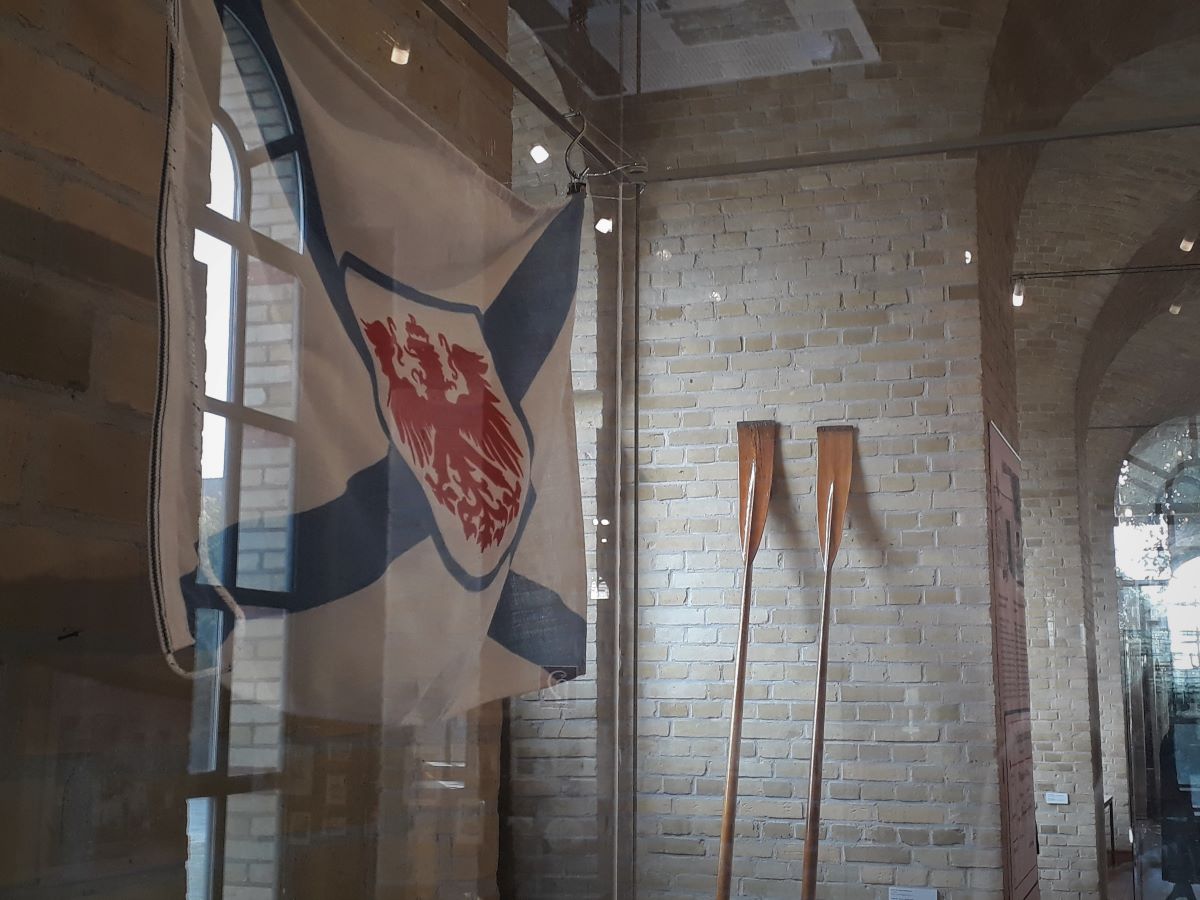 Flagge des Märkischen Rudervereins im Museum