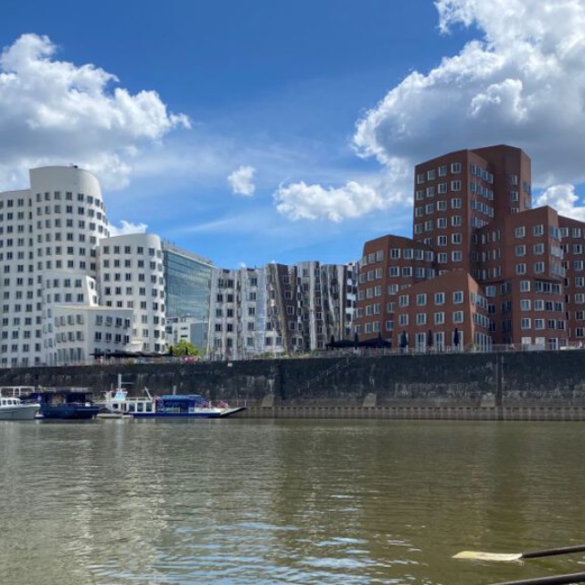 Der Medienhafen in Düsseldorf vom Wasser aus gesehen.