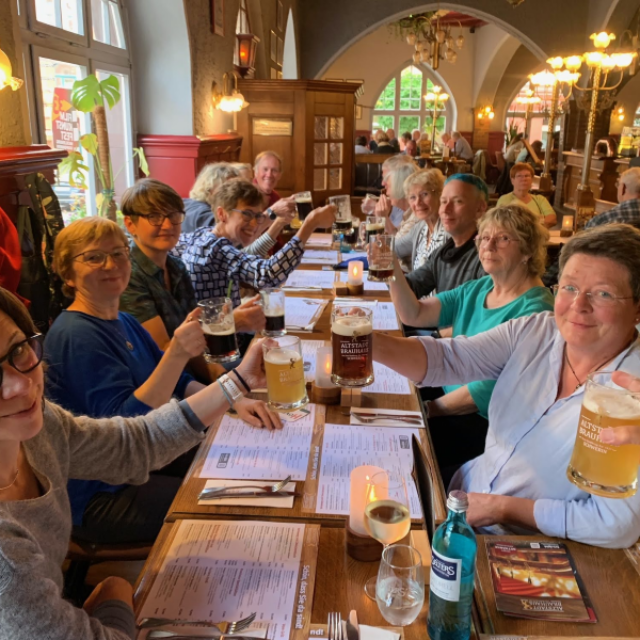 Ruderkameradinnen und -Kameraden in einem Restaurant