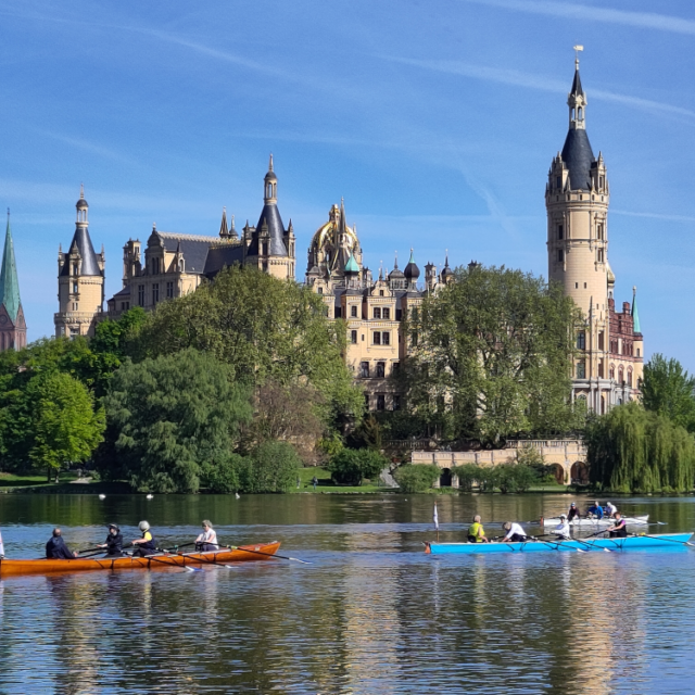 Zwei Ruderboote vor dem Schloss Schwerin