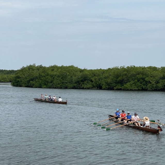 Zwei Vierer auf einem Fluss in Gambia